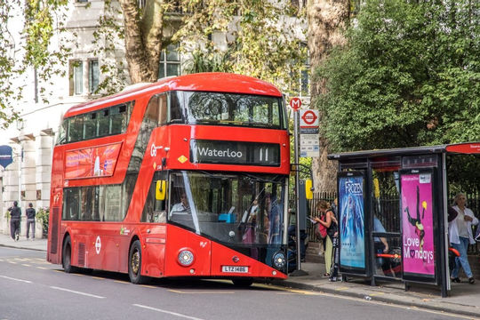 Anh: Dịch vụ xe buýt địa phương đối mặt nhiều khó khăn