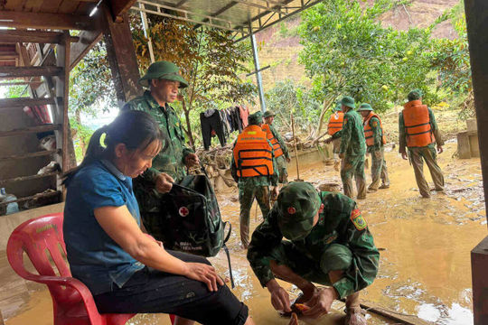 Bộ đội, công an vượt lũ cứu dân vùng biên Tây Bắc