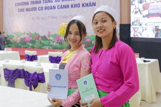 Tặng sổ bảo hiểm xã hội, thẻ bảo hiểm y tế: Sáng kiến vì người nghèo