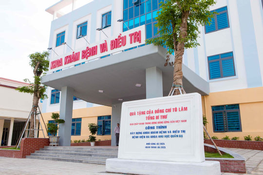 Người dân vùng cao Quản Bạ được khám, chữa bệnh tại cơ sở hiện đại