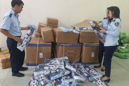 Hà Nội xử phạt hai cơ sở bán đồ chơi trẻ em nhập lậu