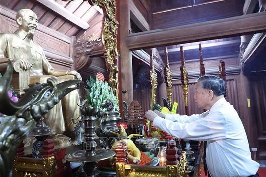 Tổng Bí thư Tô Lâm dâng hương tại Khu tưởng niệm các vị tiền bối cách mạng tại Tuyên Quang