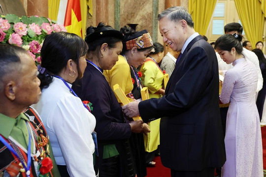 Tập trung nâng cao đời sống mọi mặt của nhân dân Tập trung nâng cao đời sống mọi mặt của nhân dân