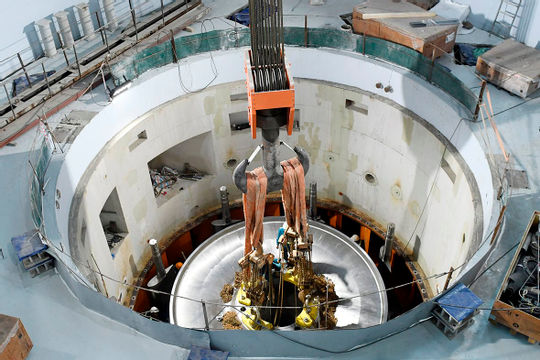 Lắp đặt thành công bánh xe công tác tổ máy số 2 nhà máy thuỷ điện Hoà Bình mở rộng