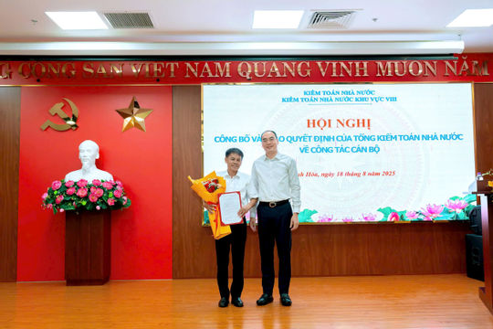 Trao quyết định nghỉ hưu trước tuổi cho Phó Kiểm toán trưởng Kiểm toán nhà nước khu vực VIII