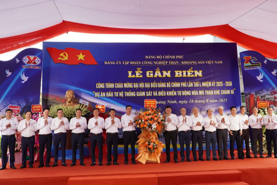 Đảng ủy TKV gắn biển công trình chào mừng Đại hội đại biểu Đảng bộ Chính phủ lần thứ I, nhiệm kỳ 2025 – 2030
