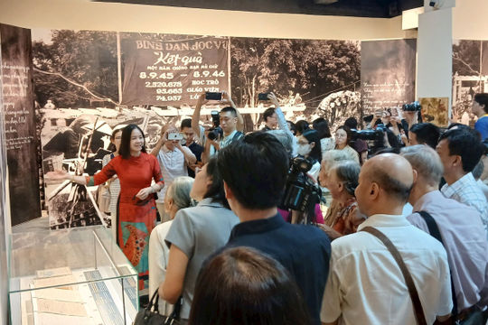 Diệt “giặc dốt” nhờ Bình dân học vụ Diệt “giặc dốt” nhờ Bình dân học vụ