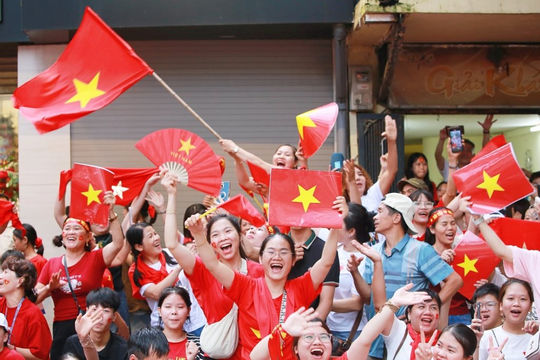 Tặng 100.000 đồng mỗi người cho toàn dân ăn Tết Độc lập