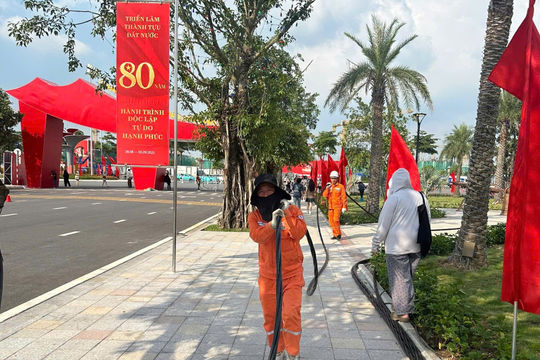 Thợ điện Thủ đô thầm lặng giữ sáng cho ngày lễ lớn