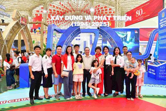 Khu trưng bày của Kiểm toán nhà nước thu hút đông đảo người dân đến tham quan  Khu trưng bày của Kiểm toán nhà nước thu hút đông đảo người dân đến tham quan