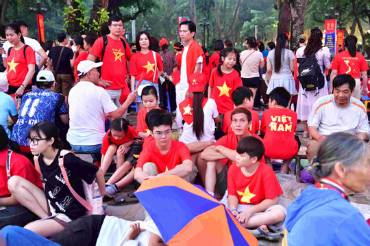 Người dân hào hứng xuyên đêm chờ duyệt binh