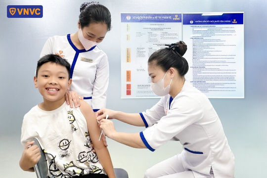 Chủ động tiêm vắc xin trước mùa tựu trường