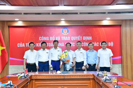 Trao Quyết định nghỉ hưu cho ông Nguyễn Hữu Tuy Trao Quyết định nghỉ hưu cho ông Nguyễn Hữu Tuy