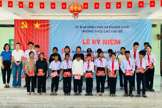 Chi đoàn Kiểm toán nhà nước khu vực VIII: Tặng quà học sinh nghèo trước thềm năm học mới