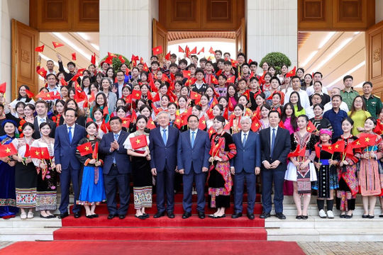 Agribank nhận Bằng khen của Thủ tướng Chính phủ cho những đóng góp trong chương trình “Cả nước chung tay xóa nhà tạm, nhà dột nát” Agribank nhận Bằng khen của Thủ tướng Chính phủ cho những đóng góp trong chương trình “Cả nước chung tay xóa nhà tạm, nhà dột nát”