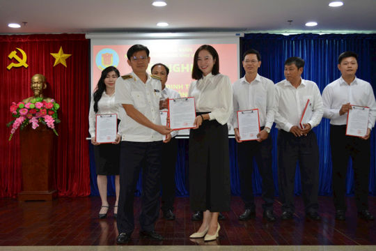 Sẵn sàng đảm nhận và hoàn thành tốt mọi nhiệm vụ được giao Sẵn sàng đảm nhận và hoàn thành tốt mọi nhiệm vụ được giao