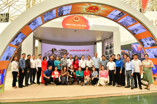 Đảng ủy các Cơ quan tham mưu, giúp việc của Đảng ủy Quốc hội thăm Không gian trưng bày của Kiểm toán nhà nước