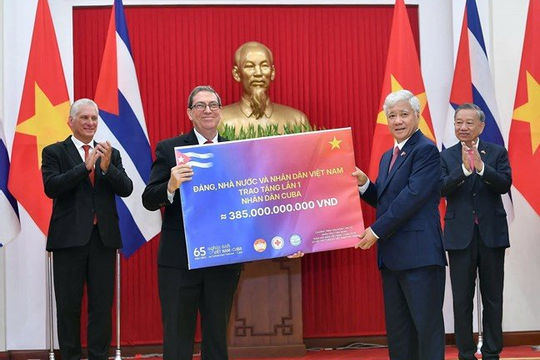 Việt Nam trao tặng đợt 1 gần 385 tỷ đồng tới nhân dân Cuba Việt Nam trao tặng đợt 1 gần 385 tỷ đồng tới nhân dân Cuba