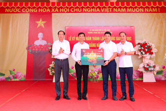 Vietcombank trao 8.000 suất học bổng “Cùng em tiến bước” cho học sinh nghèo vượt khó trên toàn quốc Vietcombank trao 8.000 suất học bổng “Cùng em tiến bước” cho học sinh nghèo vượt khó trên toàn quốc