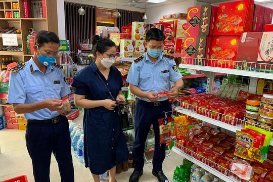 Hà Nội tăng cường kiểm soát thị trường, bảo đảm an toàn thực phẩm dịp Trung thu Hà Nội tăng cường kiểm soát thị trường, bảo đảm an toàn thực phẩm dịp Trung thu