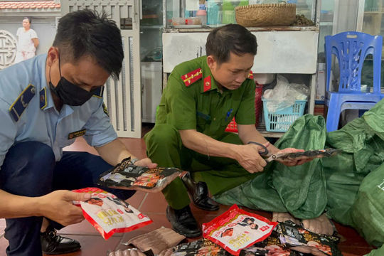 Hà Nội thu giữ gần 1 tấn xúc xích, lạp xưởng không rõ nguồn gốc Hà Nội thu giữ gần 1 tấn xúc xích, lạp xưởng không rõ nguồn gốc