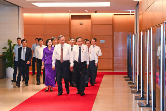 Hơn 10.000 đại biểu tham dự Hội nghị chuyên đề “Bình dân học vụ số, chuyển đổi số: Khung kiến thức, kỹ năng số cho Quốc hội hiện đại” Hơn 10.000 đại biểu tham dự Hội nghị chuyên đề “Bình dân học vụ số, chuyển đổi số: Khung kiến thức, kỹ năng số cho Quốc hội hiện đại”