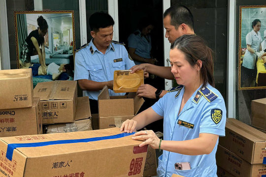 Quản lý thị trường Hà Nội: Tiếp tục thu giữ 1.142 chiếc bánh Trung thu nhập lậu Quản lý thị trường Hà Nội: Tiếp tục thu giữ 1.142 chiếc bánh Trung thu nhập lậu