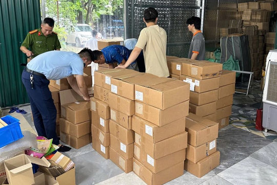 Hà Nội: Liên tiếp phát hiện và xử phạt mặt hàng bánh kẹo nhập lậu, không rõ nguồn gốc