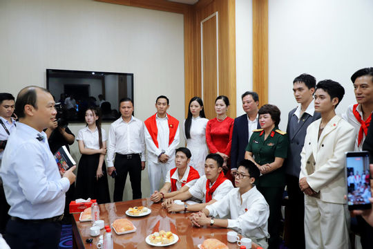 Hiệu ứng “Mưa đỏ” và hướng đột phá cho phim đặt hàng