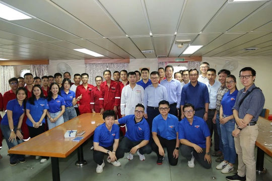 Ban lãnh đạo PVTrans Pacific thăm và động viên người lao động trên tàu Pacific Era