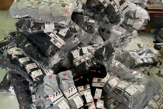 Hà Nội: Phát hiện cơ sở sản xuất hơn 16.000 đôi tất giả nhãn hiệu