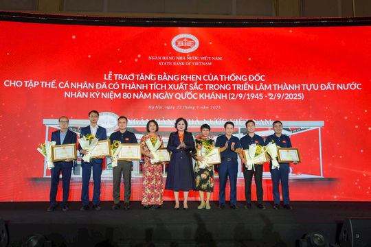 Khen thưởng tập thể, cá nhân xuất sắc tại Triển lãm thành tựu ngành ngân hàng