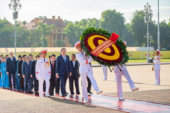 Đoàn đại biểu Đại hội Đảng bộ Quốc hội vào Lăng viếng Chủ tịch Hồ Chí Minh