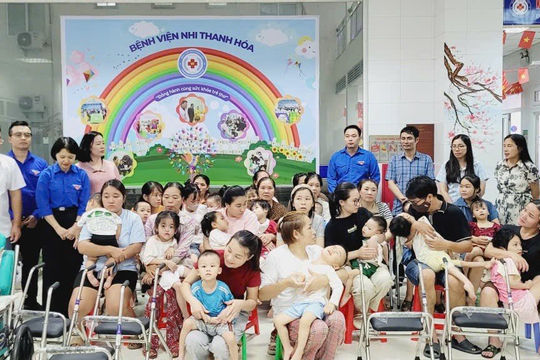 Trao tặng xe lăn, xe tập đi cho các cháu bại não tại Bệnh viện Nhi tỉnh Thanh Hóa