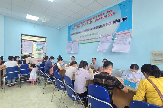 Người lao động nộp hồ sơ trợ cấp thất nghiệp được tư vấn, giới thiệu việc làm