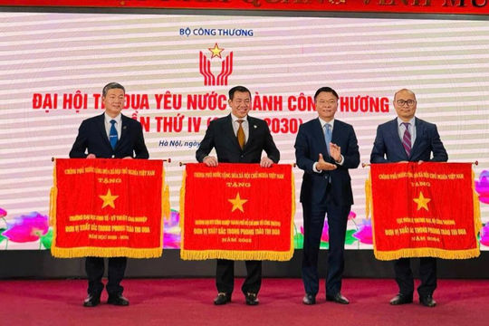 Đại học Công nghiệp TP. HCM đón nhận cờ thi đua của Thủ tướng Chính phủ