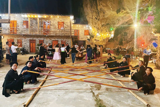 Cao Bằng đón hơn 2,4 triệu lượt khách du lịch, thu gần 2.400 tỷ đồng Cao Bằng đón hơn 2,4 triệu lượt khách du lịch, thu gần 2.400 tỷ đồng