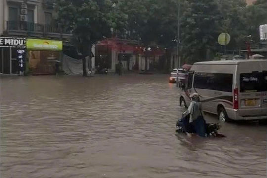 Hà Nội ngập tứ bề, trường học cho học sinh lưu trú, chuyển học trực tuyến 