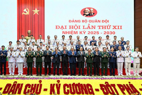 Kiên định đường lối quân sự, quốc phòng của Đảng, xây dựng Quân đội vững mạnh toàn diện