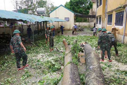 Huy động mọi nguồn lực để khắc phục hậu quả bão số 10 và mưa lũ