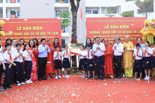 Gắn biển hai công trình trường học chào mừng 71 năm Giải phóng Thủ đô