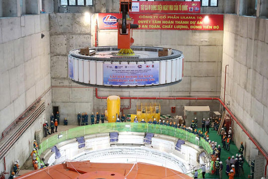 Lắp đặt thành công rotor tổ máy số 2 dự án nhà máy thuỷ điện Hoà Bình mở rộng