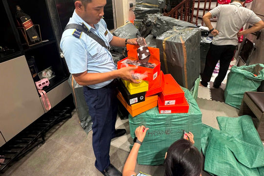 Hà Nội:Phát hiện  và tạm thu giữ gần 6.000 đôi giày, dép giả thương hiệu nổi tiếng