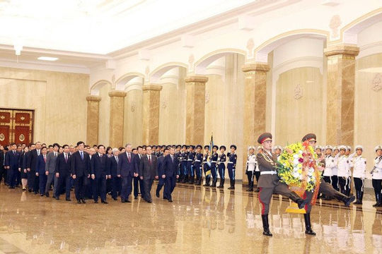 Tổng Bí thư Tô Lâm đặt hoa tưởng nhớ Chủ tịch Kim Nhật Thành và Tổng Bí thư Kim Jong-il