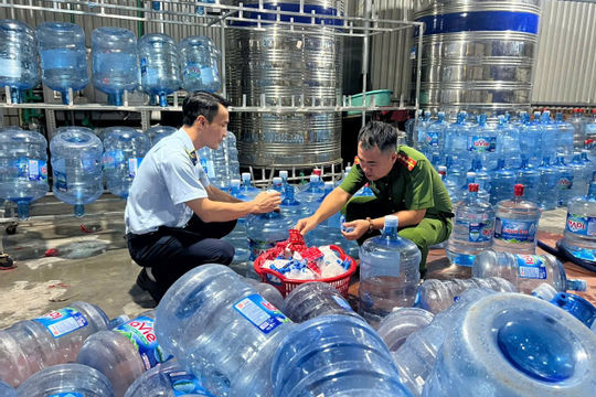 Hà Nội: Triệt phá đường dây sản xuất 20.000 bình nước Lavie giả 
