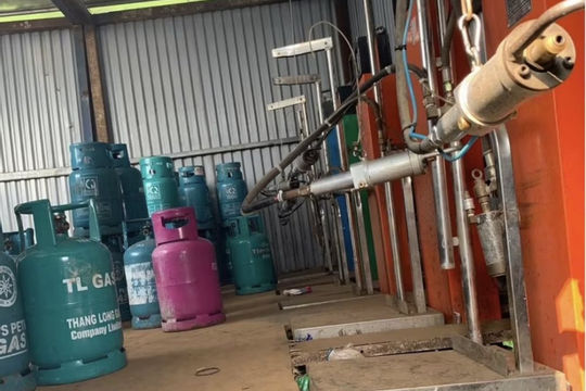 Hà Nội triệt phá điểm san chiết gas trái phép giữa cánh đồng Thanh Trì Hà Nội triệt phá điểm san chiết gas trái phép giữa cánh đồng Thanh Trì