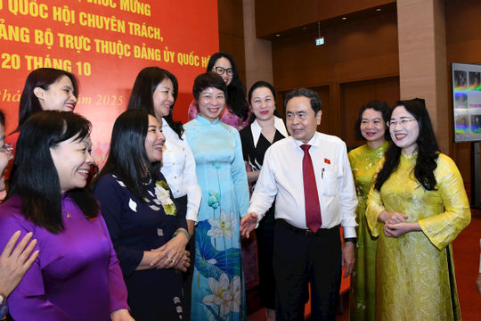 Phụ nữ các cơ quan Quốc hội cần đi đầu, làm nòng cốt trong phong trào Bình dân học vụ số Phụ nữ các cơ quan Quốc hội cần đi đầu, làm nòng cốt trong phong trào Bình dân học vụ số