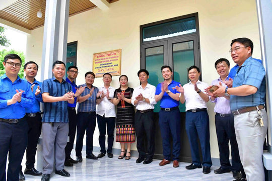 Thi đua là sẻ chia và trách nhiệm với cộng đồng Thi đua là sẻ chia và trách nhiệm với cộng đồng