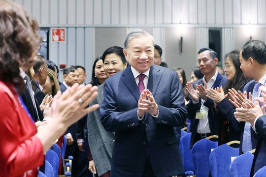 Tổng Bí thư Tô Lâm gặp gỡ cán bộ Đại sứ quán Việt Nam và cộng đồng người Việt tại Bắc Âu Tổng Bí thư Tô Lâm gặp gỡ cán bộ Đại sứ quán Việt Nam và cộng đồng người Việt tại Bắc Âu