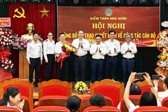 Kiểm toán nhà nước công bố và trao quyết định về công tác cán bộ tại khu vực V Kiểm toán nhà nước công bố và trao quyết định về công tác cán bộ tại khu vực V